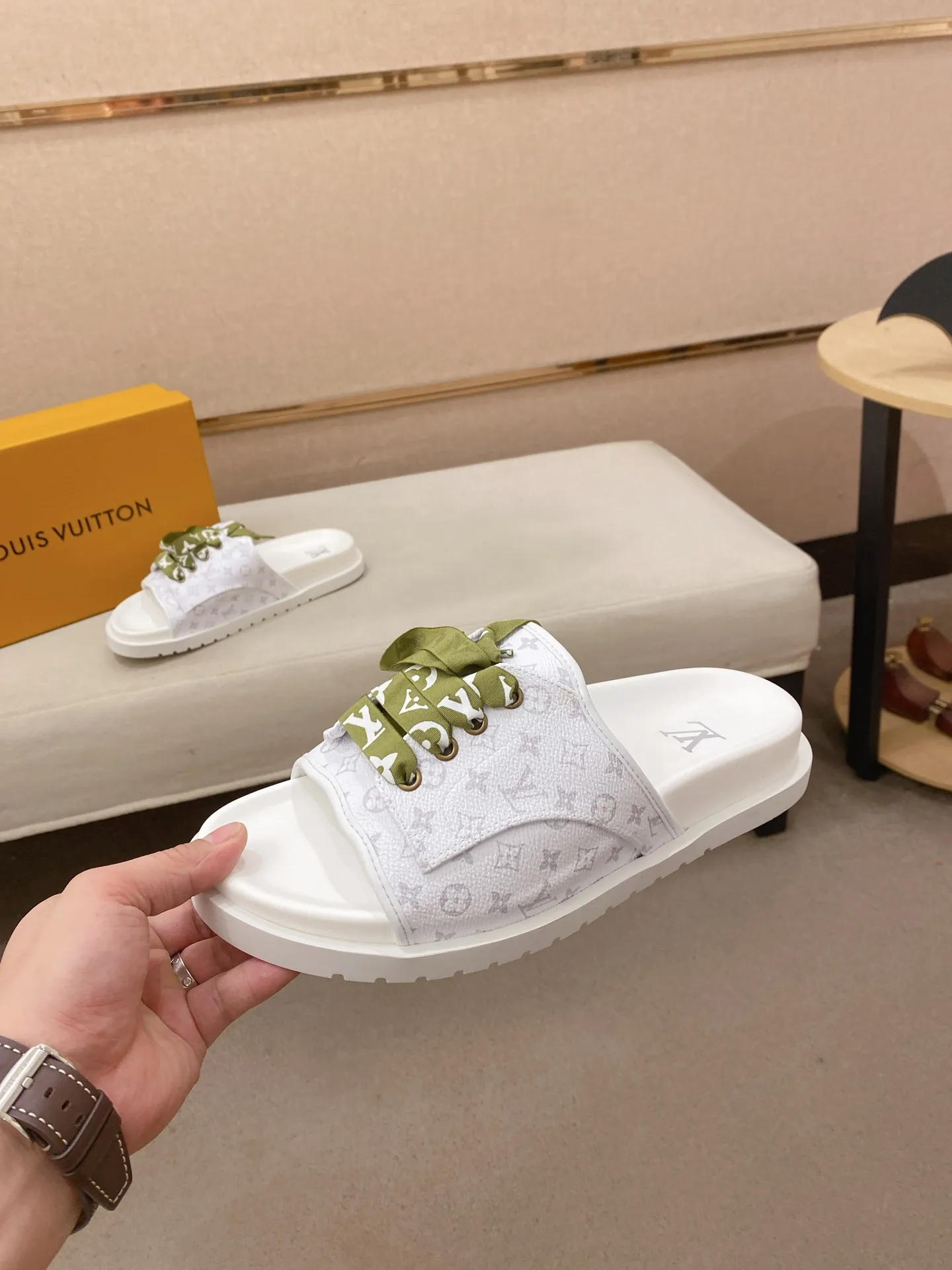Men's shoes 💰: 340💰Made by LV🔍Top purchasing agents. Men's spring and summer slippers are available at the same counter. The uppers are imported cowhide from Italy, with logo graphics and high-quality craftsmanship. Soles: original soles specially provided by the original factory. Exclusive movable molded soles are super comfortable. Original goods follow orders. 🔍🔍High quality. You can enter and exit the counter at will. Welcome to compare. Size 38-44.